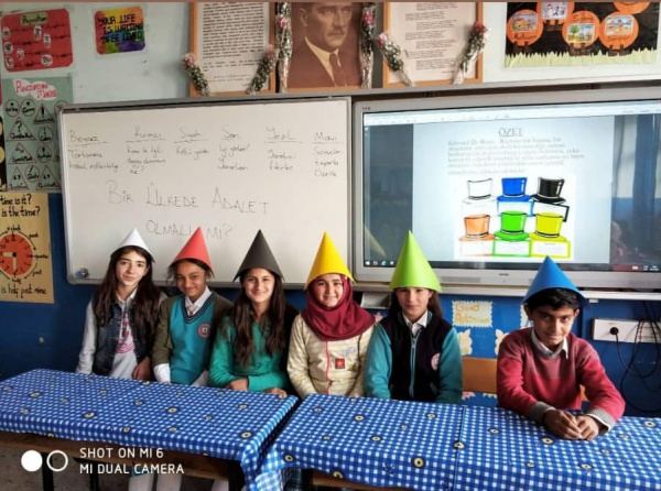 Altı Şapkalı Düşünme Tekniği ile Öğrencilerimiz Bir Konuya Farklı Yönlerden Bakmayı Öğreniyor